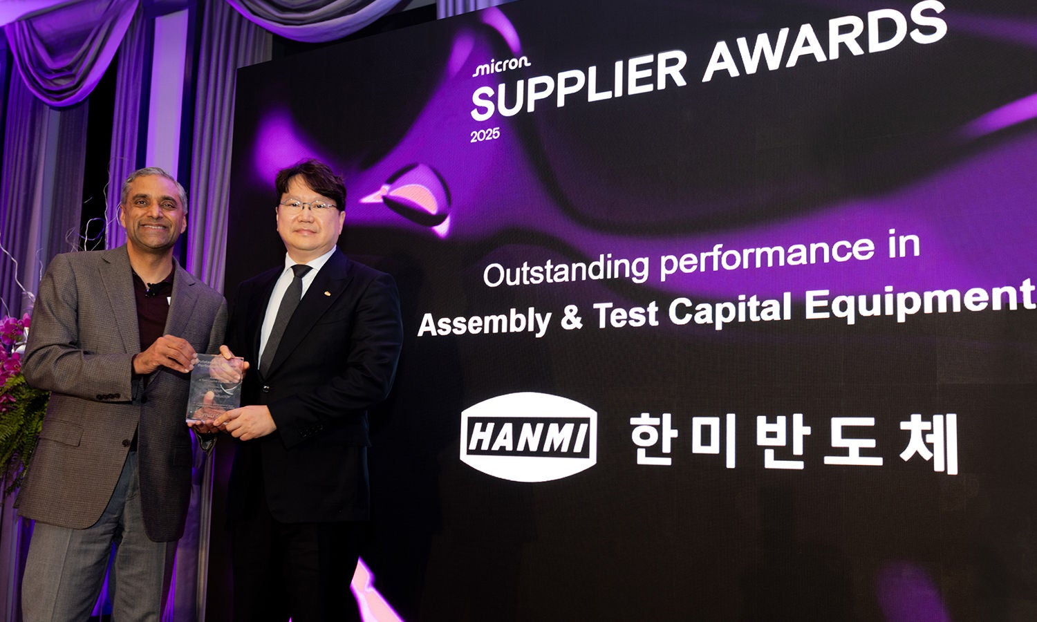 Manish Bhatia presenting the Outstanding Performance Award to Dongshin Kwak